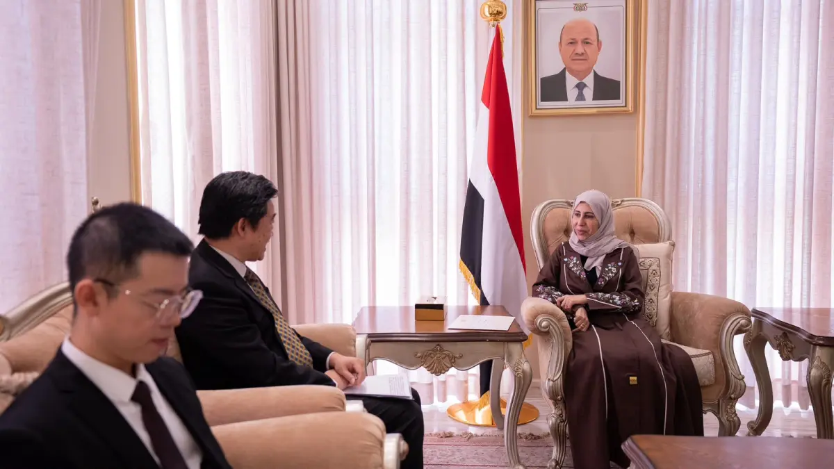 وزيرة الخارجية تسلم رسالة من رئيس مجلس القيادة إلى...