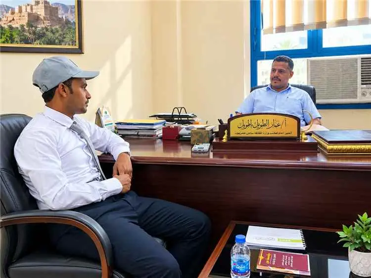 مدير عام مكتب وزارة الثقافة بساحل حضرموت يلتقي مدي...