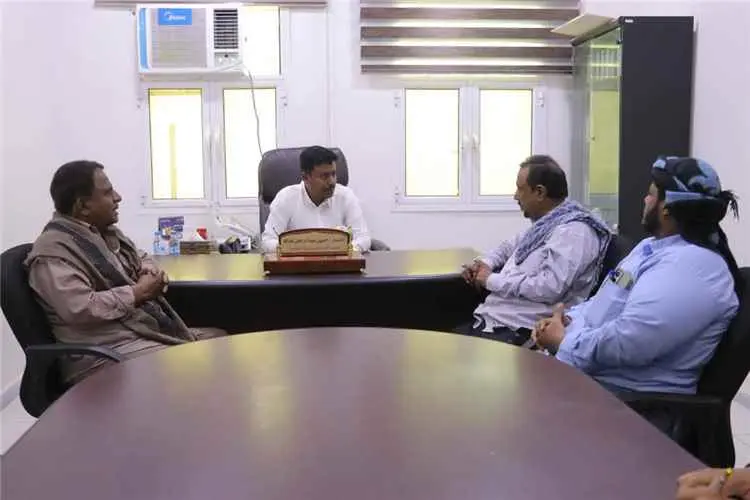 مدير عام الشحر يناقش مع رئيس مؤتمر حضرموت الجامع ب...