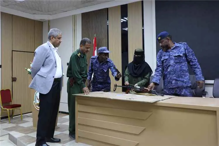 العميد الجابري يختتم دورة تفكيك وتركيب السلاح للشرطيات بأمن ساحل حضرموت