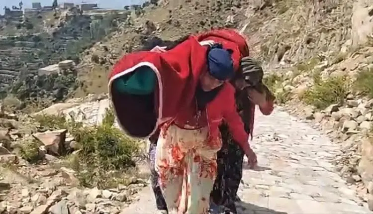 أم مشيرة.. عجوز اليمن التي فضحت حصار الحـ,ـوثي على...