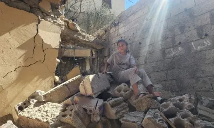 «أين نروح بعدما دمّروا بيتنا؟».. صاروخ حوثي يحوّل عائلة في تعز  إلى مشرّدين والحصار يضاعف مأساة المدينة