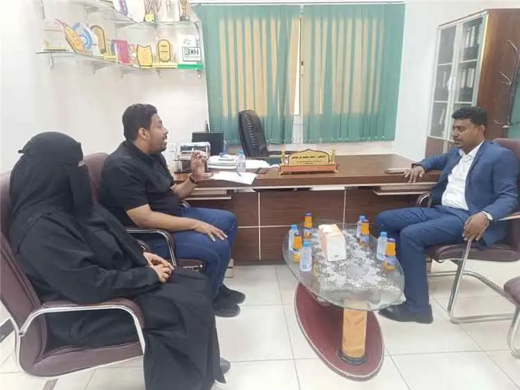 الدكتور بن نويصر يلتقي المدير العام لمديرية الشحر لمناقشة الأوضاع الصحية بالمديرية
