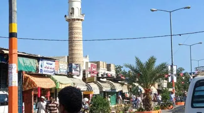 أهالي #خنفر يطالبون بمنع سائقي الدراجات من حمل السلاح ليلاً وتفتيش مخيمات النازحين خشية اختراق حوثي .