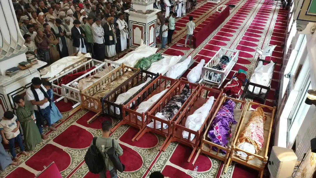 أبناء تعز يشيعون جثامين 18 شهيداً معظمهم من المدني...