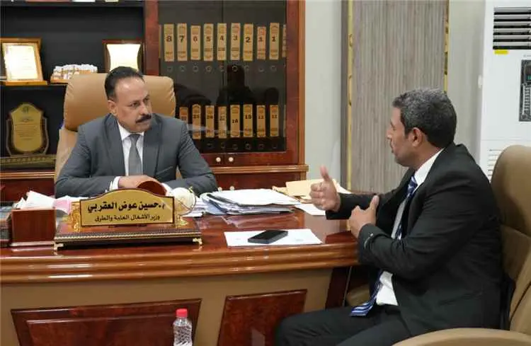 وزير الأشغال يناقش مع مدير فرع مؤسسة الطرق بشبوة س...