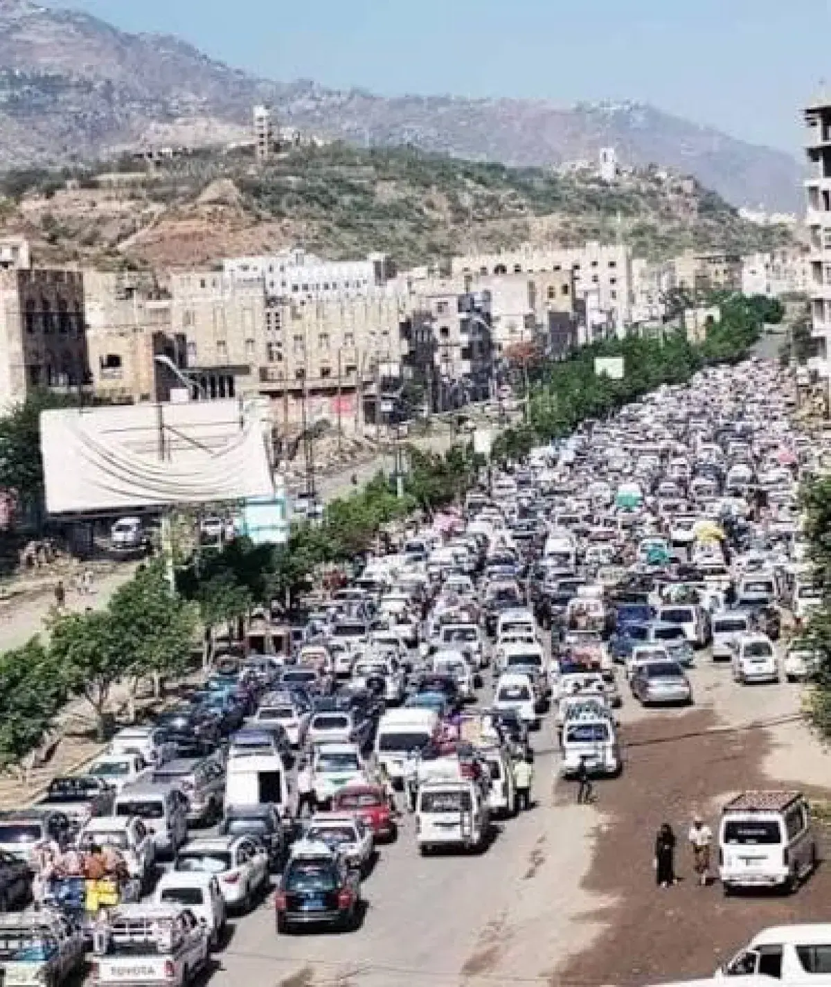 مليشيا الحوثي تستولي على حافلات العمال والمدارس في...