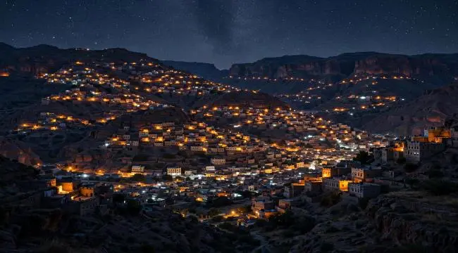 عاجل | انفجار عنيف يهز أحياء #تعز ويثير حالة من ال...