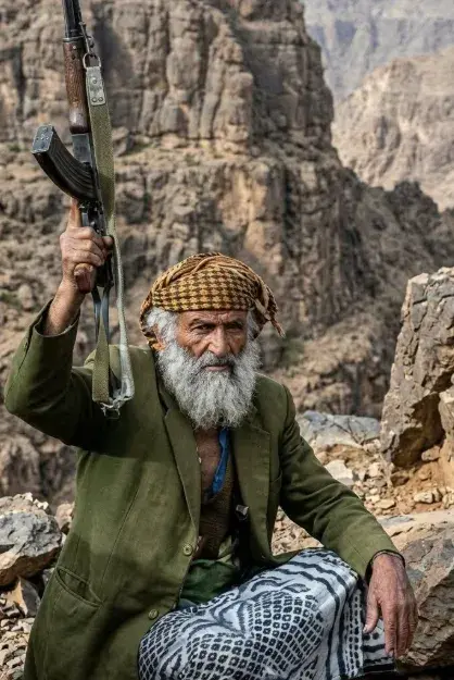 شاهد مسن من جبل صبر يتقدم للدفاع عن تعز حاملاً سلا...