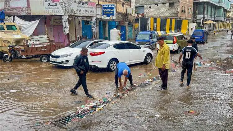 تنفيذ أعمال شفط مياه الأمطار ورفع المخلفات في مدير...