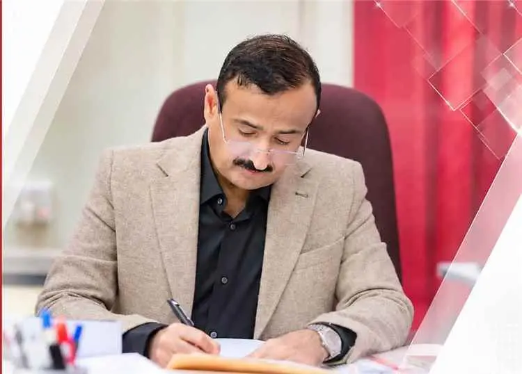 المحافظ بن الوزير يوجه بصرف أراضٍ لأسر شهداء الجري...