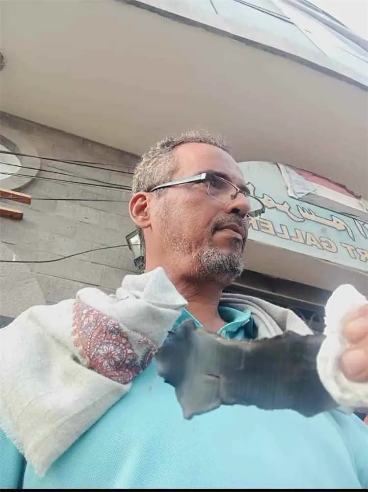 صاروخ حوثي يسقط قرب متنزه للعائلات بالتواهي.. عدن...