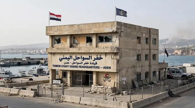 الداخلية اليمنية: الحوثيون قصفوا مقرين لخفر السواحل في عدن بـ 3 صواريخ باليستية .