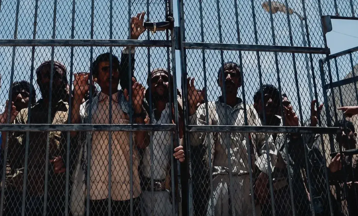 الحوثيون يفرجون عن سجناء جنائيين للزج بهم في معارك...