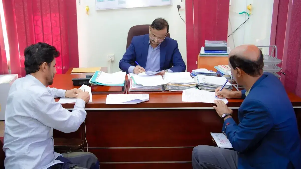 محافظ شبوة يوجّه بصرف أراضٍ لأسر شهداء الهجوم الحو...