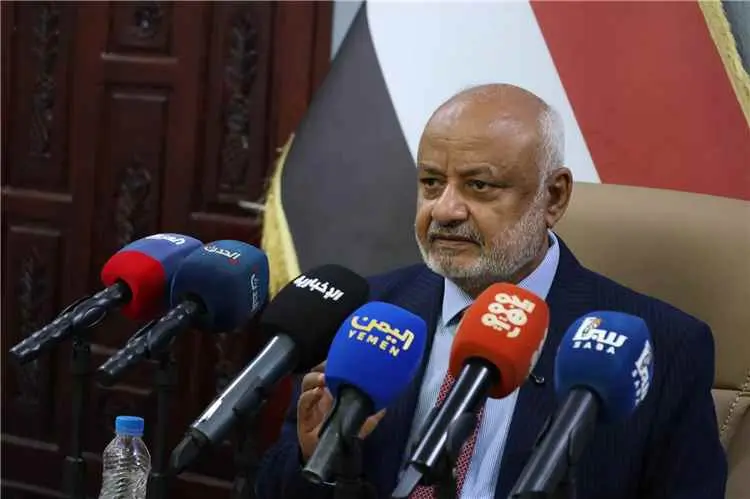 محافظ الحديدة يناقش مع إعلاميي وناشطي المحافظة تعز...