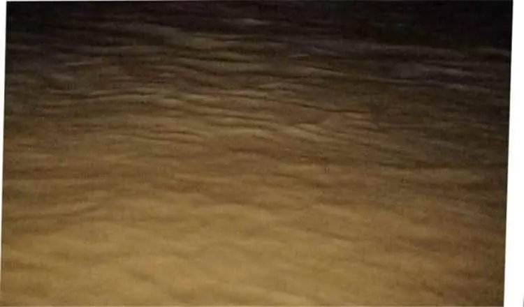 سيول جارفة تتدفق في وادي أحور وتقطع الطريق الدولي...