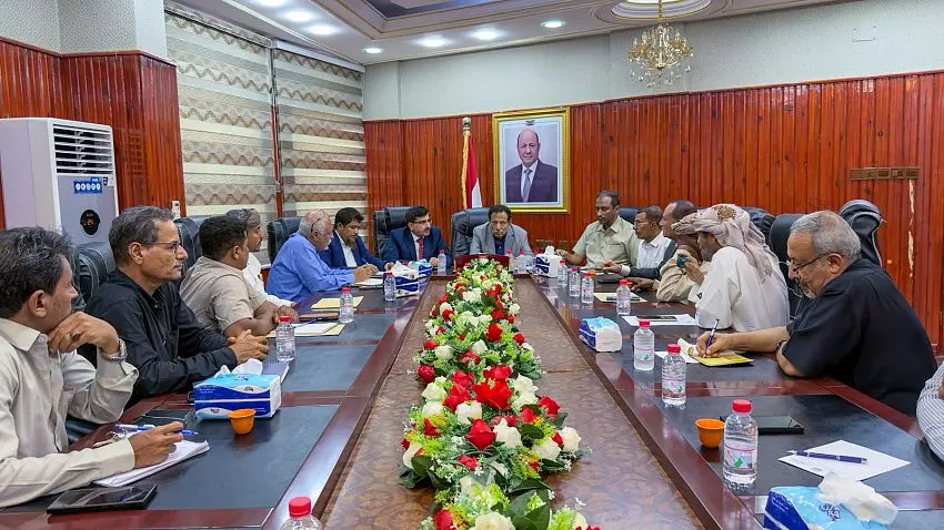 محافظ المهرة يبحث مع وزارة المياه تنفيذ مشاريع لتط...