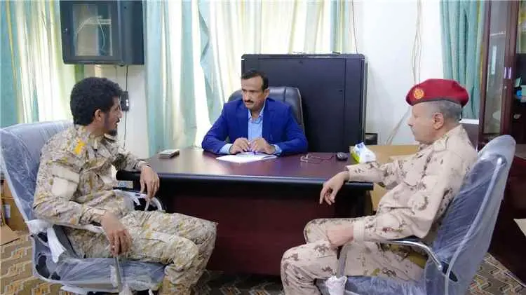محافظ شبوة يشيد بضبط خلية حوثية، وشحنة أسلحة ومتفج...