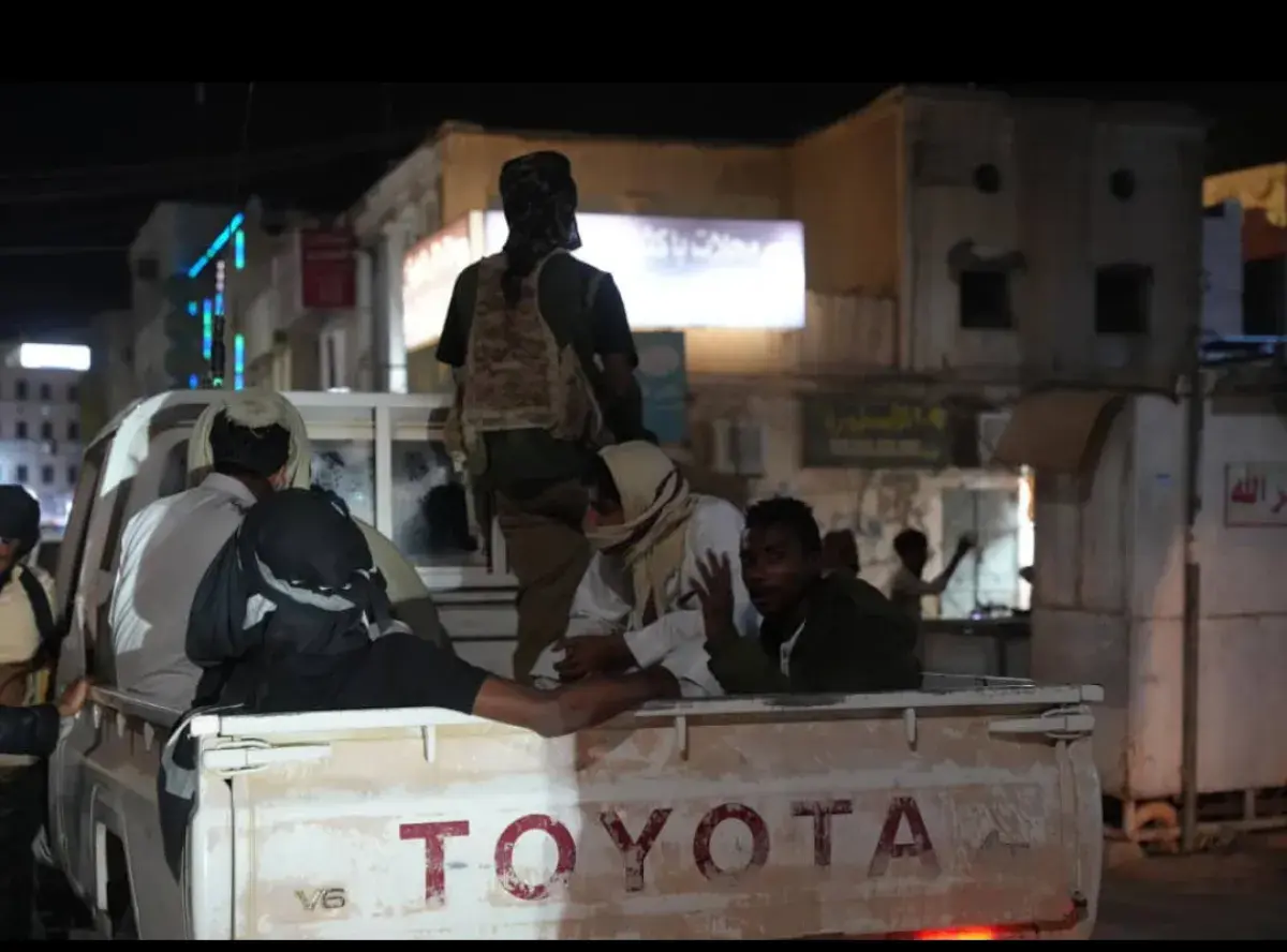 تفاصيل ضبط شحنة أسلحة حوثية ضخمة في شبوة والقبض عل...
