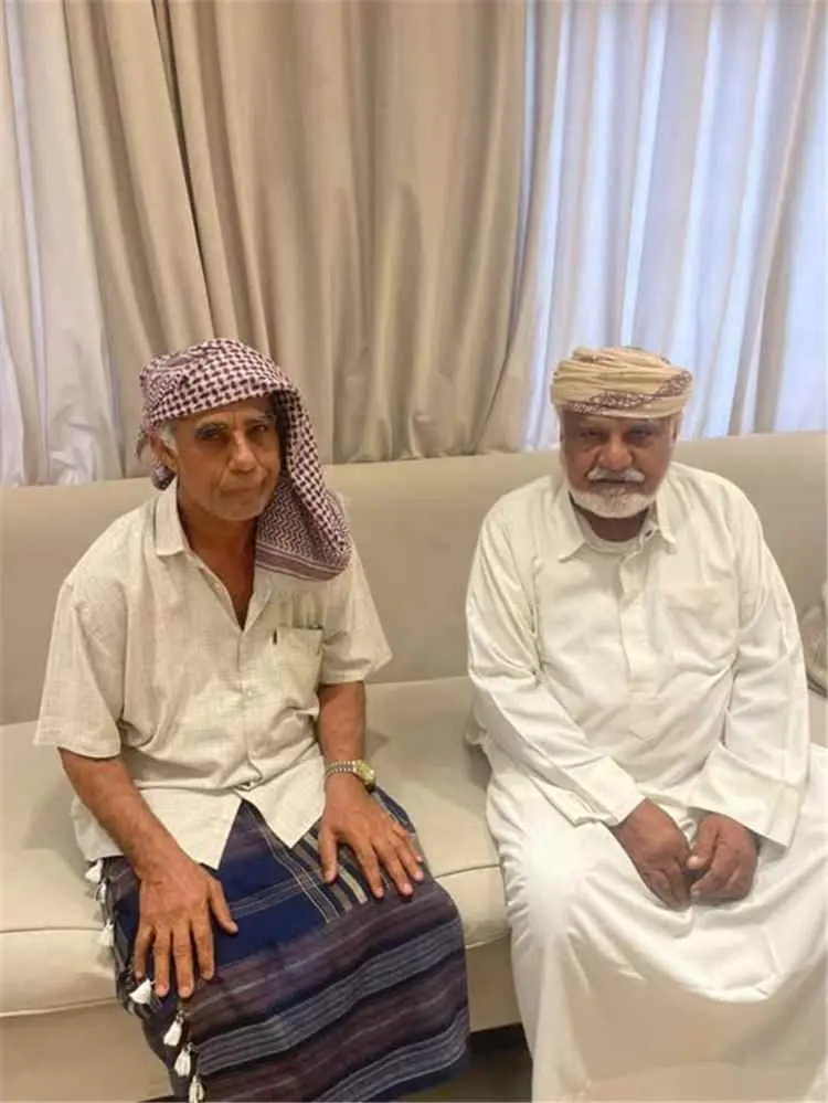 مدير عام مكتب الثقافة يزور الأستاذ محسن أحمد رعفيت...