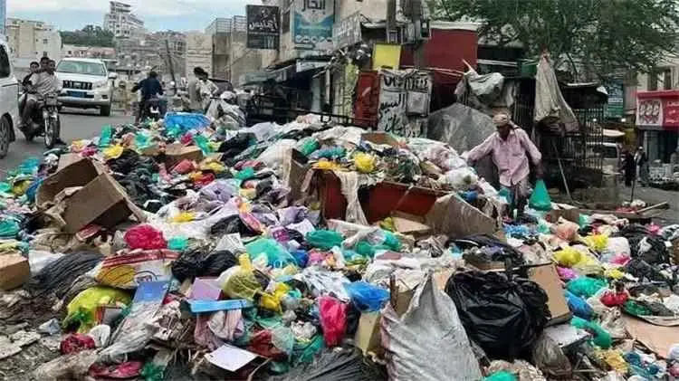 شوارع تعز تغرق في المخلفات ومستشفياتها مهددة بالإغ...