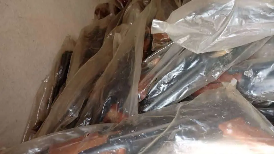 مصدر مسؤول في السلطة المحلية يشيد بنجاح الحملة الأمنية في رضوم وضبط خلية تهريب وشحنة أسلحة ومتفجرات