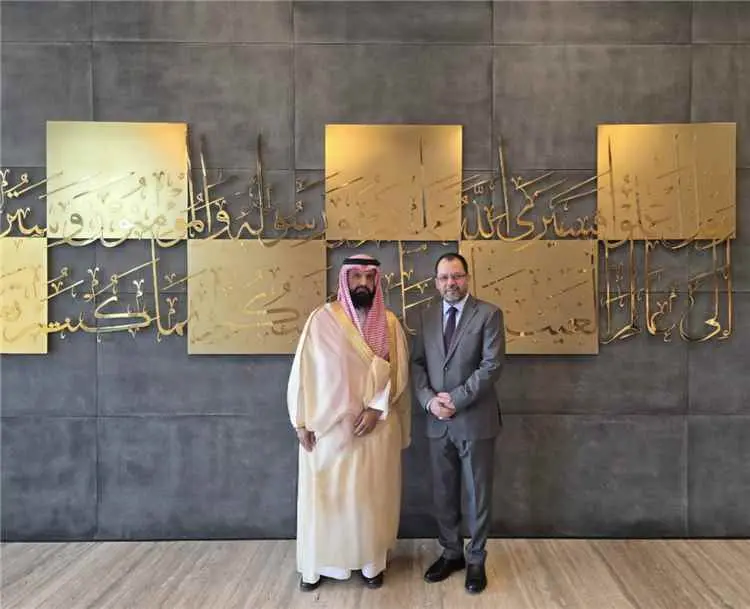 وزير الكهرباء عدنان الكاف ومساعد وزير الطاقة السعودي يبحثان تعزيز الربط الكهربائي والتحول للطاقة النظيفة