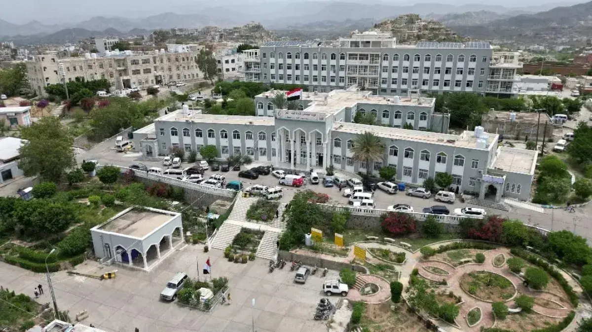 محافظ تعز: تنسيق مع الصليب الأحمر لتوفير الأدوية ل...
