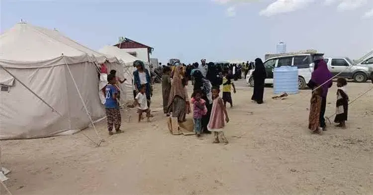صواريخ الحوثي نحو عدن استهدفت مخيما لنازحي المخا غ...
