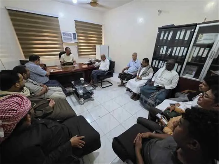 مكتب السياحة بساحل حضرموت يعقد اجتماعاً موسعاً لمل...
