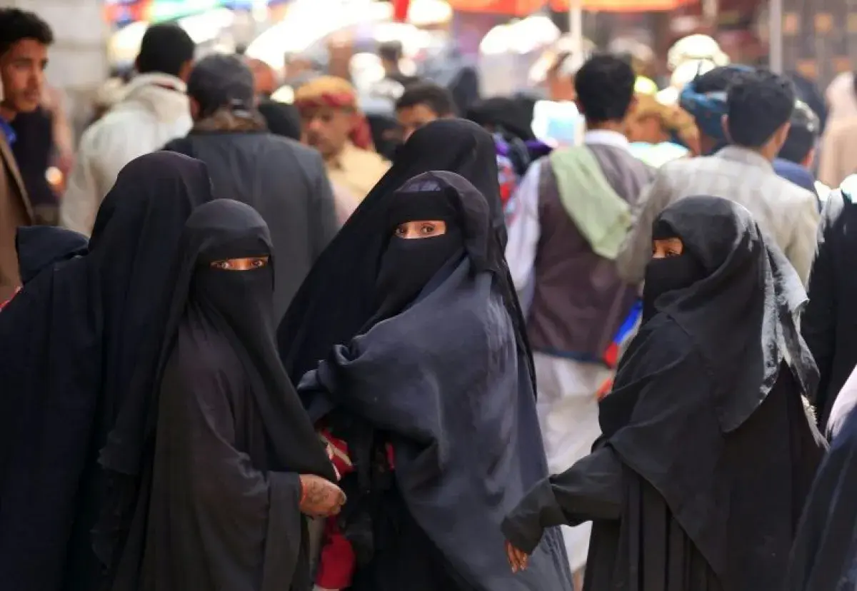 منتهى الذل.. النساء في مناطق الحوثي بين مطرقة الفق...