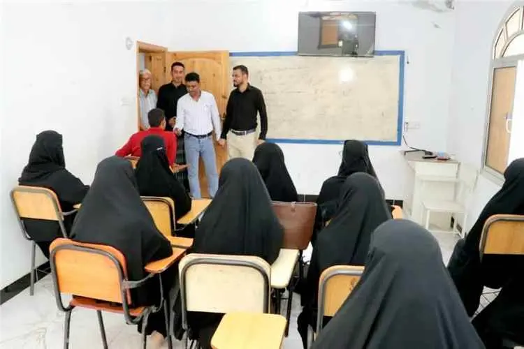 قيادة السلطة المحلية ومكتب الصحة بالشحر تزوران الم...