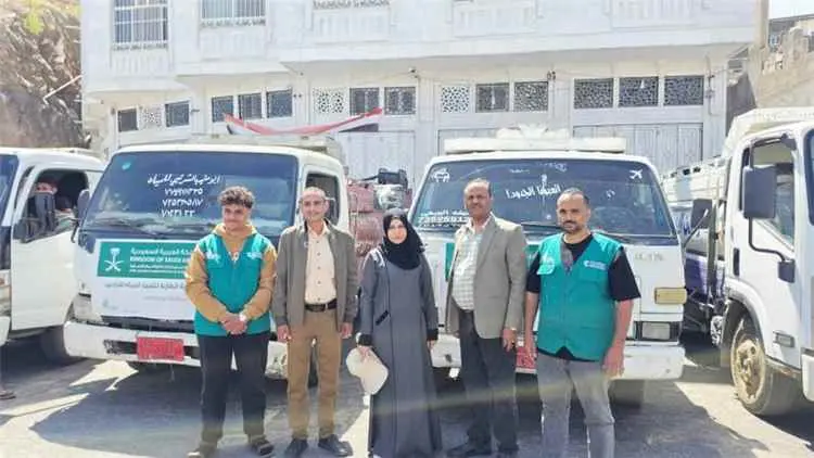 وكيلة محافظة تعز تدشن مشروع توزيع مياه الشرب بتموي...