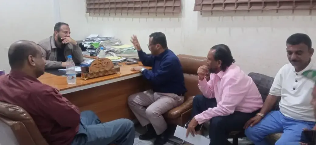 اليزيدي يلتقي مدير ورؤساء أقسام مكتب الواجبات الزك...