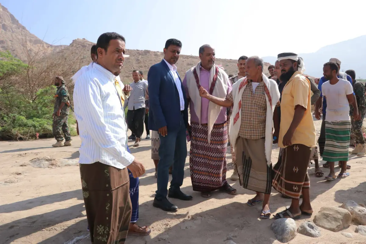 سيول وادي عرف تكشف احتياجات خدمية ملحّة.. ومدير عام الشحر يتعهد بمتابعة الحلول
