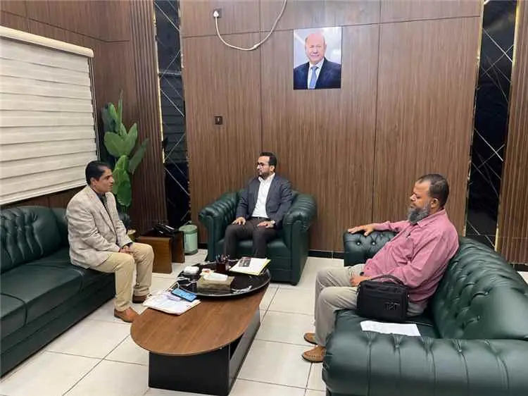 وزير الخدمة المدنية يناقش مع مدير تربية أبين مستحقات المعلمين والأوضاع الوظيفية للمحافظة