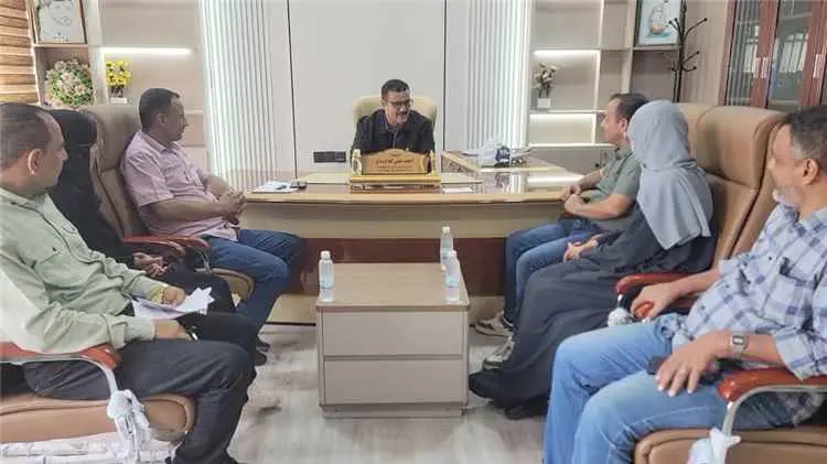 مدير عام البريقة يناقش آلية توزيع المساعدات الغذائ...