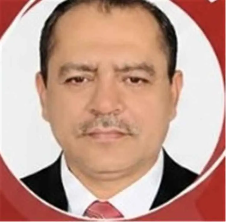 مبادرة وطنية.. طبيب يمني يسخر مركزه الطبي وكوادره...