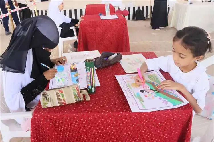 ضمن فعاليات «الشهر الوردي».. طالبات سيئون يجسدن أهمية الكشف المبكر عن سرطان الثدي بالريشة والألوان