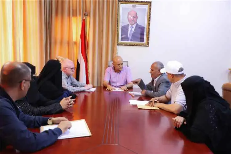 محافظ تعز يناقش خطة طوارئ لضمان استمرارية التعليم...