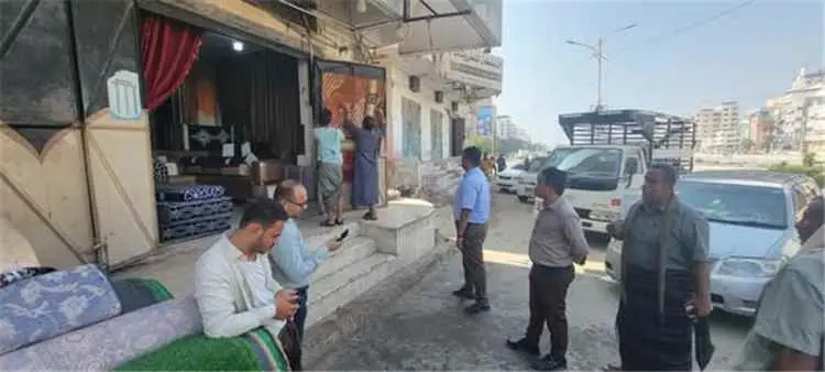 حملة ميدانية في المكلا تغلق منشآت تجارية مخالفة لشروط الترخيص المهني