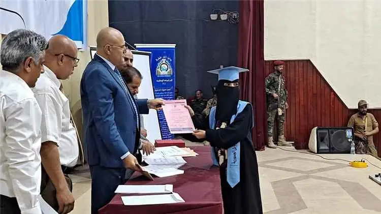 تعز تحصد 56% من أوائل المعاهد التقنية في المحافظات المحررة.. والمحافظ شمسان يؤكد أن العلم سلاح المحافظة في مواجهة الإرهاب الحوثي