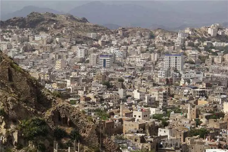 القصف والحصار يخنقان تعز.. والمنظومة الصحية تواجه...