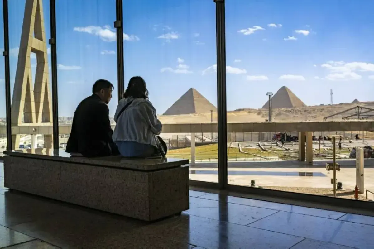 مصر تطلق مساعداً ذكياً مجانياً لزوّار الأهرامات عب...