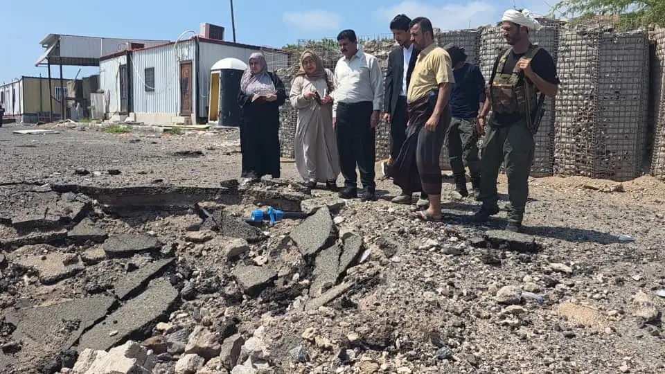 اللجنة الوطنية للتحقيق تعاين مواقع قصف المجمع الرئاسي بمعاشيق وتوثق الأضرار