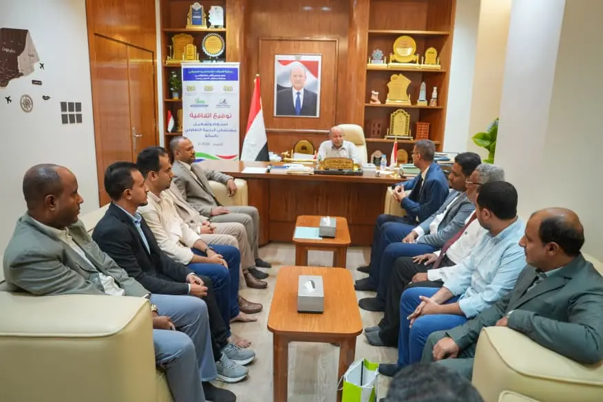 عضو مجلس القيادة محافظ حضرموت يرعى اتفاقية لإعادة...