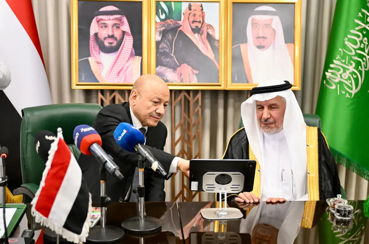 رئيس مجلس القيادة يدشن من مركز الملك سلمان حزمة مش...