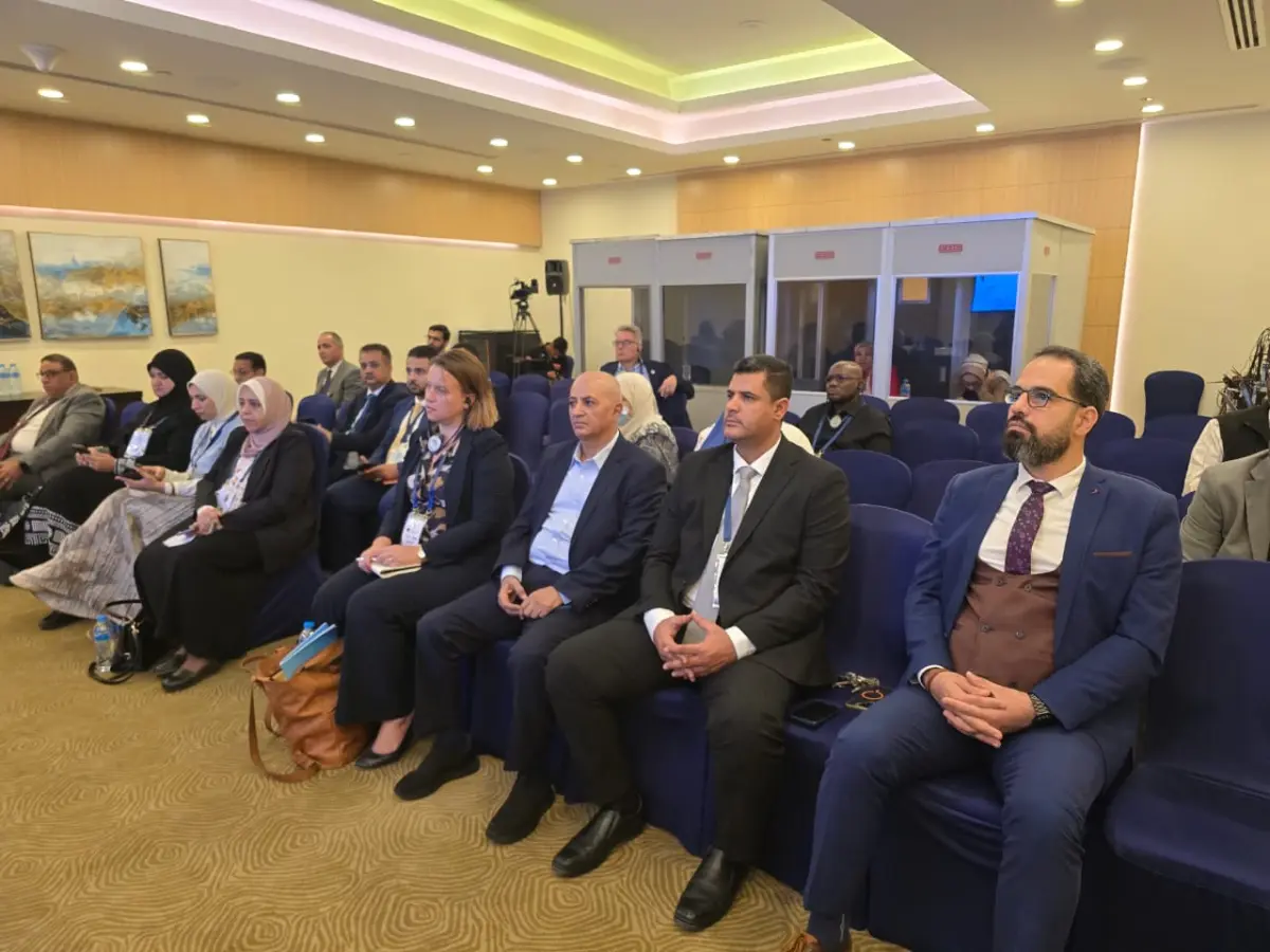 وزير المياه يشارك في جلسة حواريه حول إدارة الموارد...