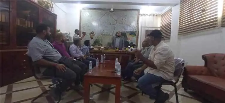 اليزيدي يترأس اجتماعاً موسعاً لاستكمال المرحلة الثالثة من الحملة الشاملة للنظافة وإزالة العوائق بالمنصورة